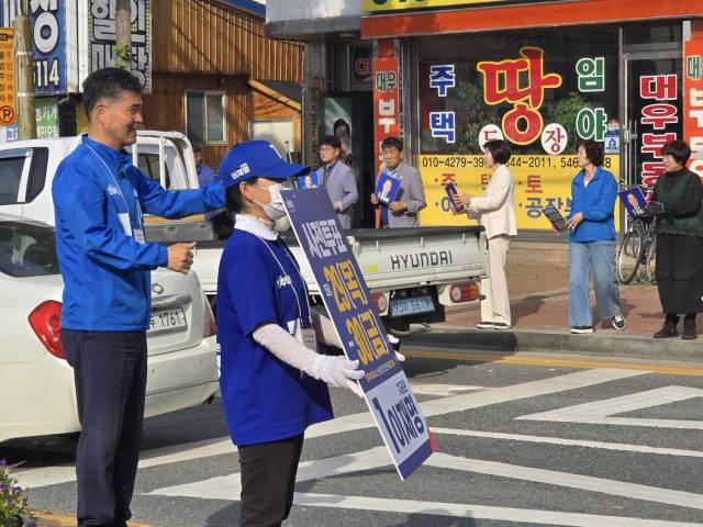 ▲이원택 민주당 전북총괄상임선대위원장이 길거리에서 사전투표를 호소하고 있다. ⓒ이원택 위원장 페이스북