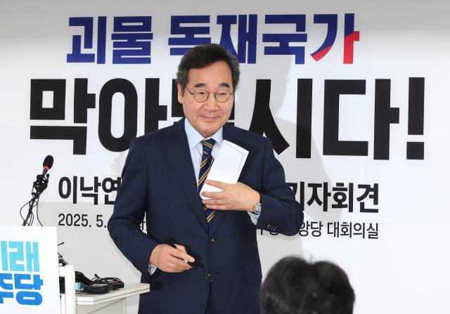 ▲새미래민주당 이낙연 상임고문이 27일 서울 여의도 중앙당사에서 열린 긴급 기자회견을 마친 뒤 이동하고 있다. ⓒ연합뉴스