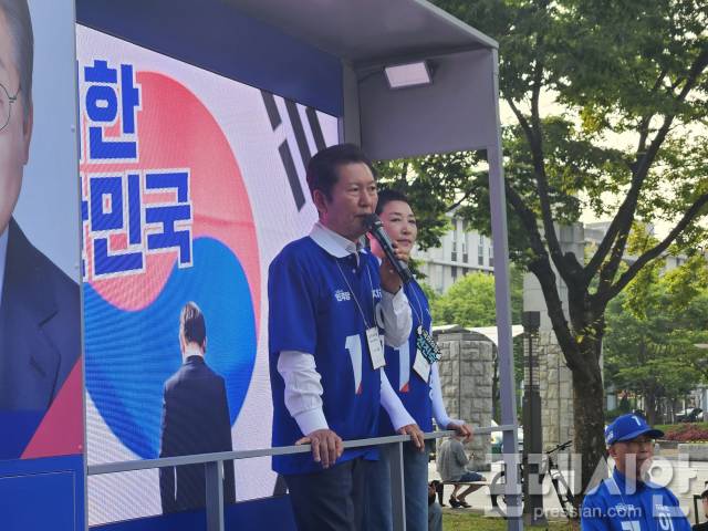 ▲정청래 국회 법사위원장이 27일 오후 광주 북구 전남대 후문 유세차량에 올라타 지지를 호소하고 있다.2025.05.27ⓒ프레시안(김보현)