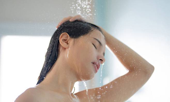 샤워할 때 귀 뒤쪽을 제대로 관리하지 않으면 심각한 질병에 걸릴 수 있다는 경고가 나왔다. 게티이미지뱅크