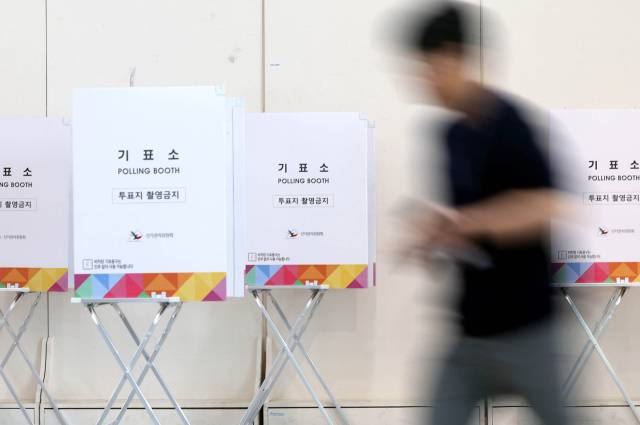 제21대 대통령 선거 사전투표를 이틀 앞둔 27일 광주 북구 용봉동사전투표소에서 동 행정복지센터 선거사무원들이 기표소를 설치하고 있다. 사진 제공=광주 북구