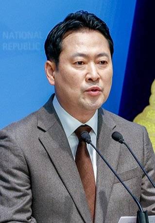 김문수 경선 캠프에서 총괄선대본부장을 맡았던 장동혁 의원은 선대위 종합상황실장을 맡았다. 동아DB