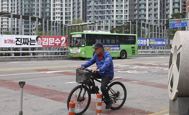 6·3 대선이 일주일 앞으로 다가온 5월26일 광주 서구 양동시장 앞에 이재명 더불어민주당 대선 후보와 김문수 국민의힘 대선 후보의 현수막이 걸려있는 모습 ⓒ시사저널 박정훈