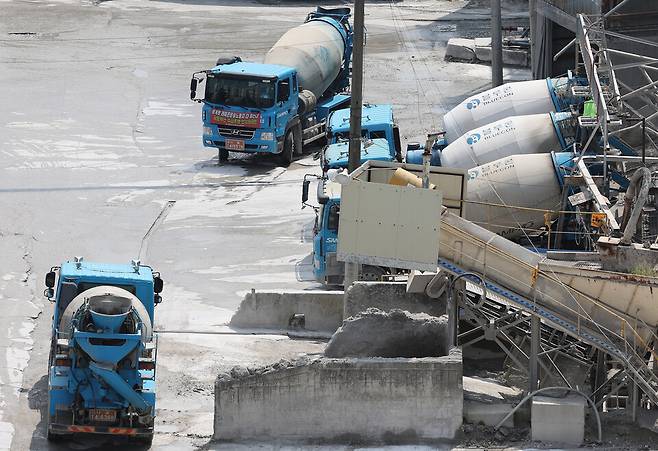 한국시멘트협회에 따르면, 올해 1분기 시멘트 내수 실적은 전년 동기 대비 21.8% 감소했다. 1분기 내수 감소율이 20%를 넘어선 건 1998년 이후 처음이다. 사진은 서울의 한 시멘트 공장에 레미콘 차량이 주차된 모습 ⓒ연합뉴스