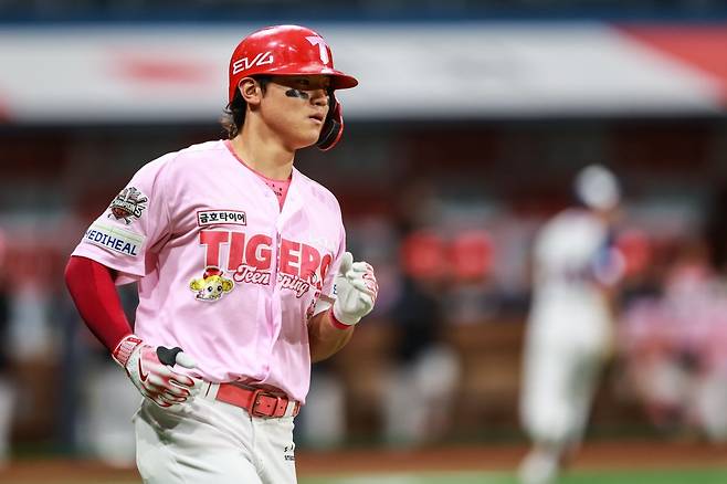 KIA 김도영이 ‘가정의 달’ 5월을 앞두고 특별히 제작된 ‘티니핑 유니폼’을 입고 그라운드를 돌고 있다. 지난해 KIA에서 유니폼 판매 1위를 기록한 김도영은 이번 특별 유니폼 매출에서도 압도적인 숫자를 자랑했다. 전체 판매 매출의 약 50%를 차지하며 1위를 마크했다. 사진제공|KIA 타이거즈