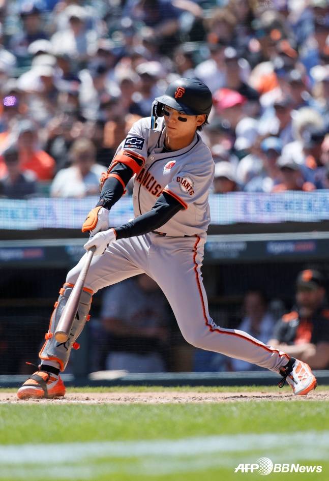 이정후가 27일(한국시간) 디트로이트 타이거스와 2025 메이저리그 방문경기 6회초 1사 1루에서 안타를 생산하고 있다. /AFPBBNews=뉴스1