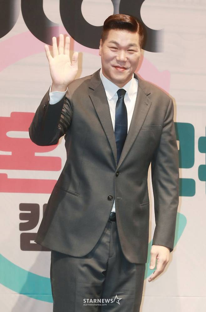 방송인 서장훈이 13일 오전 서울 라마다서울 신도림 호텔에서 진행된 JTBC 예능 '이혼숙려캠프' 제작발표회에 참석해 포즈를 취하고 있다. 인생을 새로고침하기 위한 부부들의 이야기 '이혼숙려캠프'는 오는 15일 첫 방송된다. /2024.08.13 /사진=이동훈