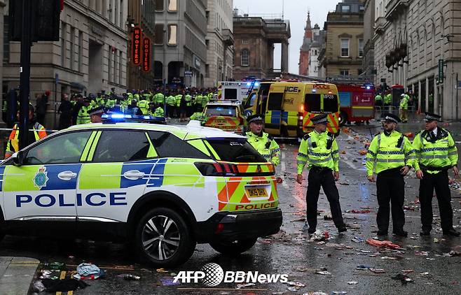 26일(현지시간) 영국 리버풀 워터 스트리트에서 진행된 리버풀FC의 2024~2025 잉글랜드 프리미어리그 우승 퍼레이드 도중 발생한 차량 돌진 사고 이후 현장을 통제하고 있는 리버풀 경찰. /AFPBBNews=뉴스1