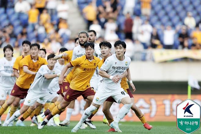지난 25일 광주월드컵경기장에서 열린 광주FC와 강원FC전 경기 모습. /사진=한국프로축구연맹 제공