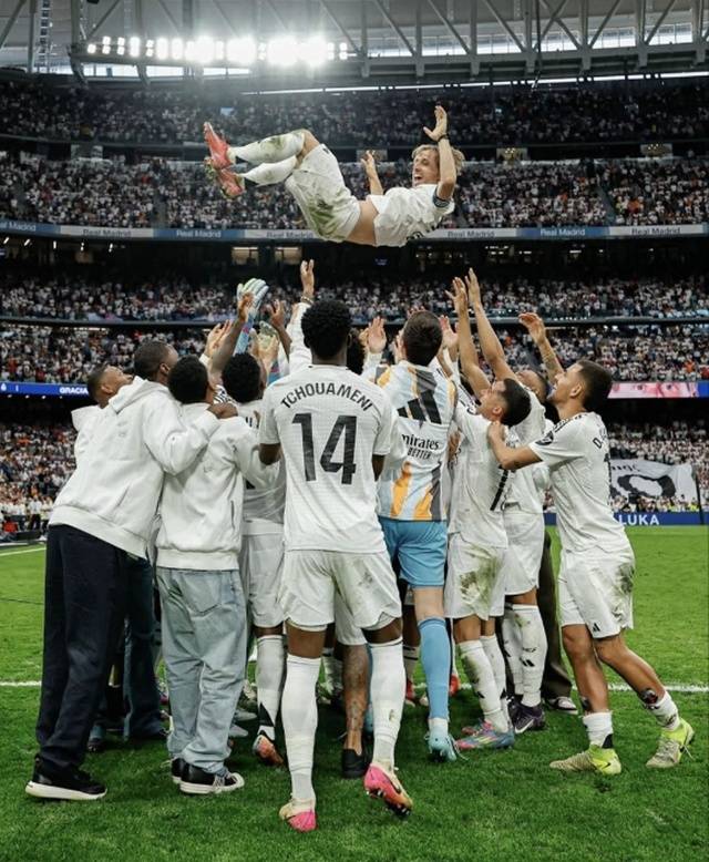 레알 동료들에게 헹가래 받는 루카 모드리치(가운데). /사진=레알 마드리드 SNS