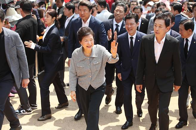 박근혜 전 대통령, 구미 생가 방문 (구미=연합뉴스) 김현태 기자 = 박근혜 전 대통령이 27일 오전 경북 구미시 박정희 전 대통령 생가를 방문, 시민들과 인사 하며 추모관으로 향하고 있다. 2025.5.27
mtkht@yna.co.kr
(끝)