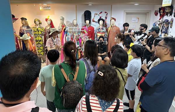 안산 다문화거리 미식투어 프로그램에 참가한 관광객들이 다문화거리를 둘러보고 있다. /안산시 제공