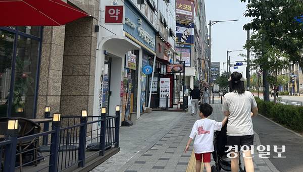 28일 오전 인천 서구 검단신도시 아라동에서 한 주민이 유모차를 끌며 자녀와 함께 걸어가고 있다. 검단신도시와 청라국제도시 등 새로 개발된 신도심에서 만난 주민들은 “아이를 낳고 양육할 수 있는 환경을 마련하는 대통령을 원한다”고 했다. 2025.5.28 /백효은기자 100@kyeongin.com