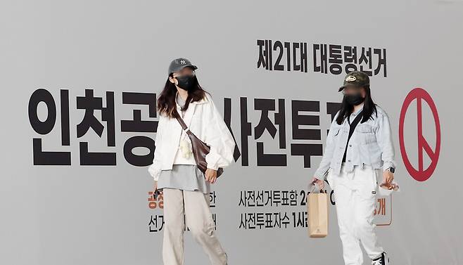 ▲제21대 대통령선거 사전투표를 하루 앞둔 28일 인천국제공항 제1여객터미널에 제21대 대통령선거 사전투표소가 설치돼있다. /이재민 기자 leejm@incheonilbo.com
