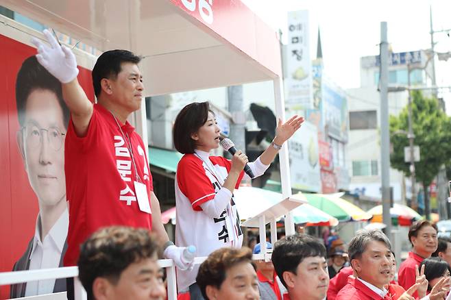국민의힘 나경원 공동선대위원장이 28일 경북 안동 중앙신시장 앞에서 유권자들을 향해 김문수 대선 후보의 지지를 호소하고 있다.