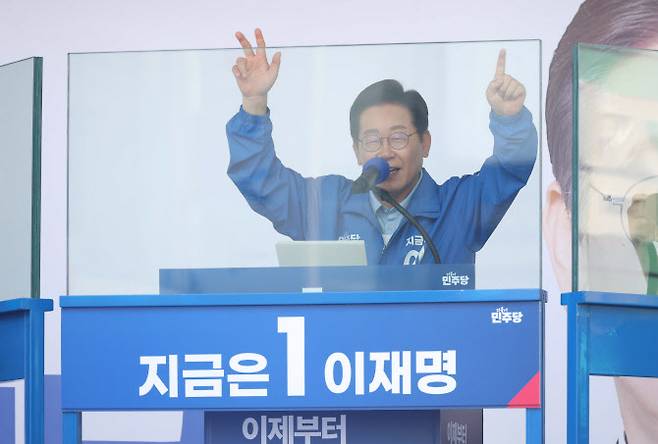 더불어민주당 이재명 대선 후보가 26일 수원시 팔달구 팔달문 영동시장에서 열린 집중 유세에서 시민들에게 지지를 호소하고 있다.(사진=연합뉴스)