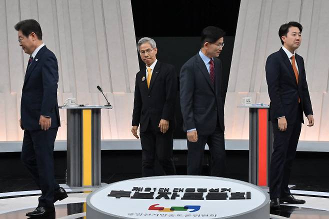 이재명 더불어민주당·권영국 민주노동당·김문수 국민의힘·이준석 개혁신당 대선 후보가 27일 서울 마포구 상암동 MBC 스튜디오에서 진행된 정치 분야 TV토론회에 앞서 포즈를 취한 후 자리로 향하고 있다.(사진=연합뉴스)