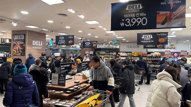 델리 바이 애슐리 7호점 평촌점에서 고객들이 상품을 구매하고 있다. (사진=이랜드리테일)