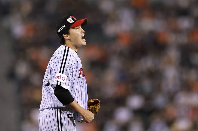 27일 서울 잠실야구장에서 열린 한화 이글스와 경기에서 7회초 2사 최재훈을 삼진으로 잡아내며 이닝을 마친 뒤 포효하는 LG 트윈스 임찬규