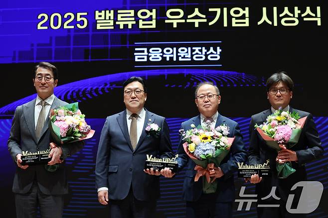 김병환 금융위원장(왼쪽 두 번째)이 27일 오후 서울 여의도 한국거래소에서 열린 밸류업 우수기업 시상식에서 수상자들과 기념 촬영을 하고 있다. 한국거래소는 기업가치 제고계획(밸류업) 1년을 맞아 HD현대일렉트릭과 KB금융지주 등 10개사를 우수기업으로 선정했다. 2025.5.27./뉴스1 2025.5.27/뉴스1 ⓒ News1 신웅수 기자