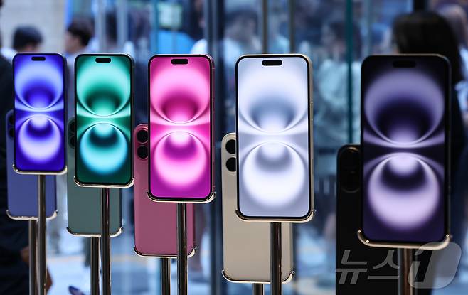 20일 오전 서울 중구 명동 애플스토어에서 시민들이 이날 출시된 애플의 스마트폰 '아이폰 16시리즈'를 살펴보고 있다. 2024.9.20/뉴스1 ⓒ News1 김도우 기자