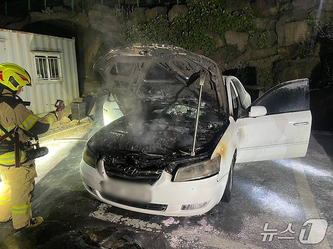 지난 27일 밤 제주시 한 병원 주차장에서 쏘나타 차량에 불이 붙어 전소됐다.(제주도소방안전본부 제공. 재판매 및 DB 금지)