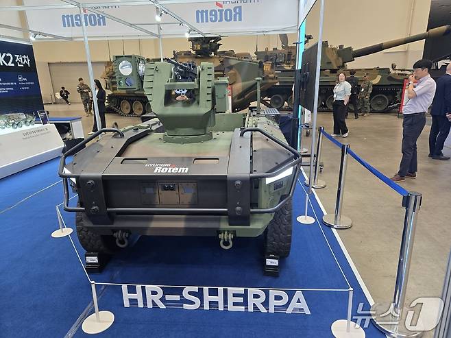 28일 부산 벡스코에서 개막한 제14회 국제해양방위산업전(MADEX) 'MADEX 2025'에 현대로템의 다목적 무인차량 'HR-셰르파'가 전시된 모습. 2025.05.28/뉴스1 김성식 기자