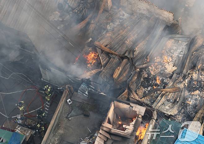 28일 오후 서울 중구 을지로 세운상가 인근 재개발 예정지구에서 화재가 발생한 가운데 소방대원들이 진입로 확보를 위해 망치로 건물을 깨부수고 있다. 소방당국은 이날 오후 6시 20분 기준 현재 인력 446명과 소방차 100대, 사다리차 5대를 동원해 진화 작업 중이다. 2025.5.28/뉴스1 ⓒ News1 오대일 기자