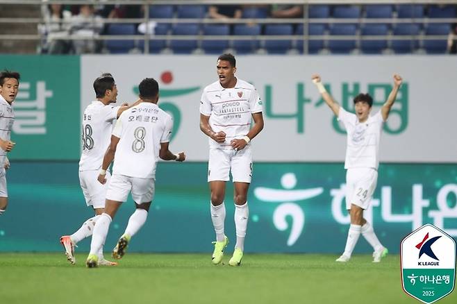 포항 조르지(가운데)가 27일 대전전에서 역전골을 터뜨린 뒤 포효하고 있다. 사진 | 한국프로축구연맹