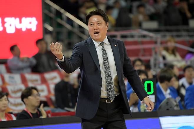 문경은 감독이 작전 지시를 하고 있다. 사진 | KBL