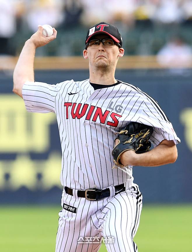 LG 코엔 윈이 28일 잠실구장에서 열린 2025 KBO리그 한화와 경기에 선발 등판해 힘차게 공을 던지고 있다. 잠실 | 박진업 기자 upandup@sportsseoul.com