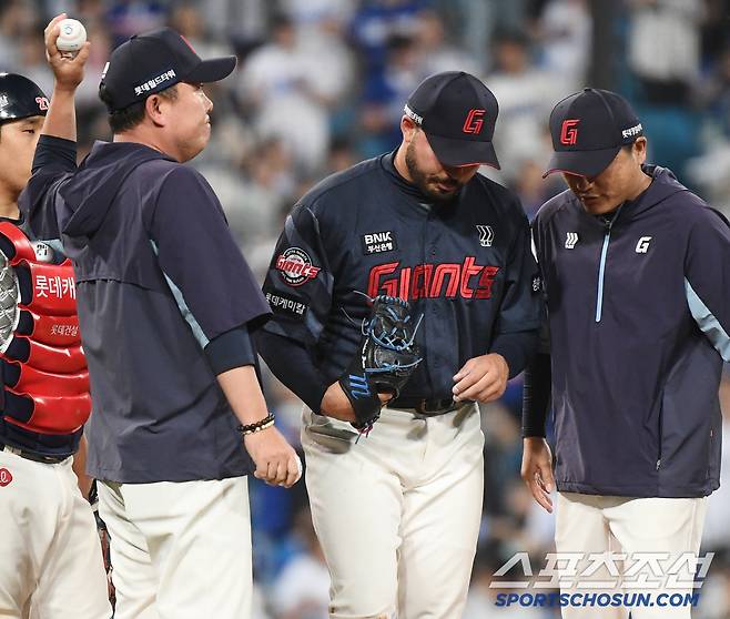 27일 대구 라이온즈파크에서 열린 롯데-삼성전. 5회말 2사 1, 2루 강민호 타석에서 감보아가 강판되고 있다. 대구=정재근 기자 cjg@sportschosun.com/2025.5.27/