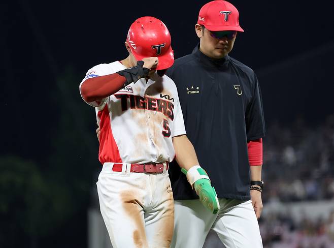 27일 광주기아챔피언스필드에서 열린 프로야구 키움 히어로즈와 KIA 타이거즈의 경기. KIA 김도영이 5회말 2사에서 2루도루에 성공한 뒤 다리 부상으로 대주자로 교체되고 있다. 연합뉴스