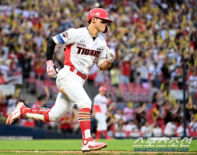 17일 광주KIA챔피언스필드에서 열린 두산과 KIA의 더블헤더 2차전 경기, 3회말 KIA 김도영이 2루타를 치고 질주하고 있다. 광주=허상욱 기자wook@sportschosun.com/2025.05.17/