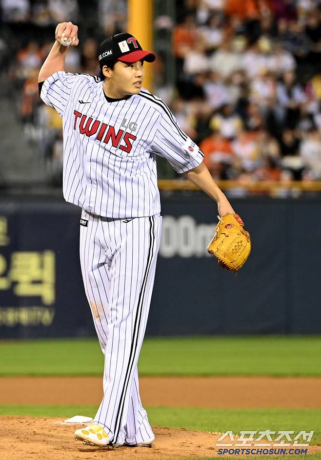 '내 말이 맞잖아~' 아웃으로 판정이 바뀐 뒤 오스틴을 바라보는 임찬규