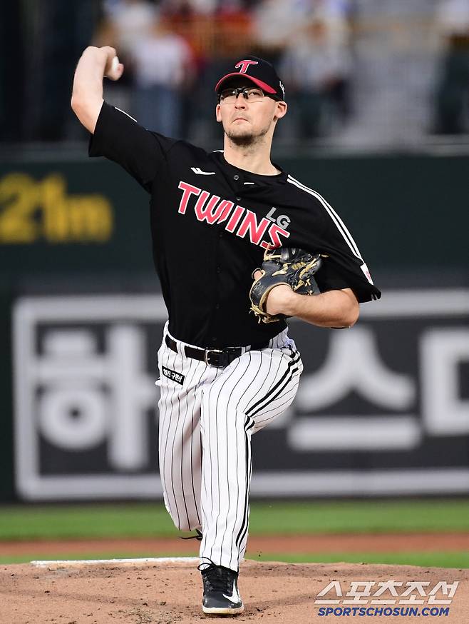 22일 부산 사직야구장에서 열린 KBO리그 롯데와 LG의 경기. 선발 투구하고 있는 코엔윈. 부산=송정헌 기자songs@sportschosun.com/2025.05.22/