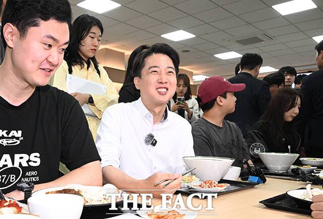 이준석 개혁신당 대선 후보가 22일 오전 인천 미추홀구 인하대학교 용현캠퍼스 학생식당을 찾아 학생들과 학식을 먹으며 대화를 나누고 있다. /박헌우 기자