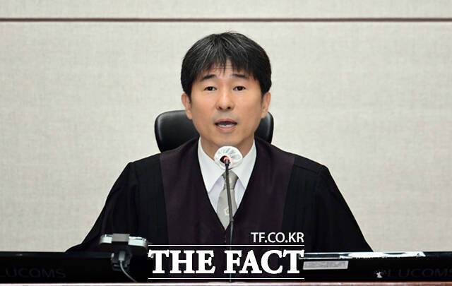 윤석열 전 대통령의 내란 우두머리 혐의 재판에서 경찰이 확보한 비화폰 서버기록이 쟁점으로 떠올랐다. 검찰은 경호처 비화폰 서버 압수수색 영장 발부를 촉구하는 의견서를 제출한 가운데, '지귀연 재판부'가 직권으로 압수수색 영장을 발부할지를 두고 관심이 쏠린다. /사진공동취재단