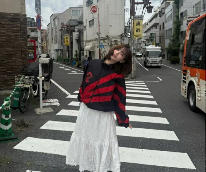 걸그룹 에스파의 멤버 카리나가 대선을 앞두고 엉뚱한 정치색 논란에 휩싸였다. 27일 카리나는 자신의 사회관계망서비스(SNS)에 장미 이모티콘과 함께 일본 거리에서 찍은 사진을 올렸다. 사진 속에서 카리나는 빨간색으로 숫자 2가 적힌 빨간색과 검은색이 혼재된 점퍼를 입고 있었다. 카리나 인스타그램