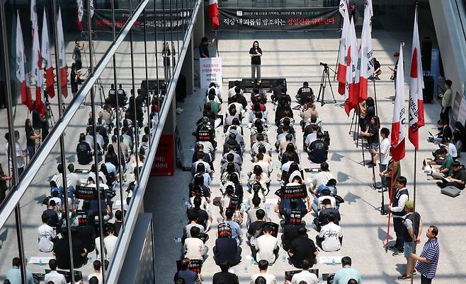 네이버 노조원들이 27일 경기도 성남시 네이버본사 로비에서 최인혁 네이버 전 최고운영책임자(COO)의 테크비즈니스 부문 대표 복귀 반대 집회를 하고 있다./뉴스1