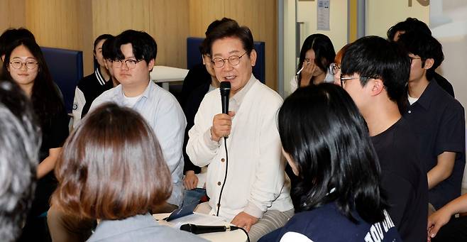 이재명 더불어민주당 대선후보가 26일 오전 경기 수원시 영통구 월드컵로 아주대학교에서 열린 ‘아주대와 함께하는 대학생 간담회’에서 발언하고 있다. /남강호기자