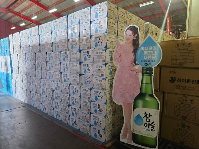 하이트진로의 필리핀 유통 파트너사 KL의 물류창고에 진로 소주가 가득 차 있다./연지연 기자