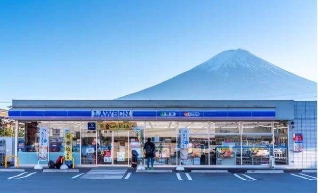 후지산 사진 명소로 유명한 로손 편의점./가디언