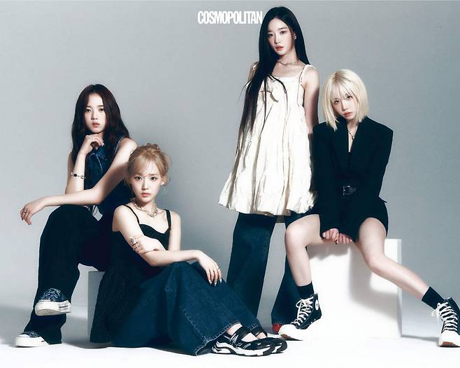 (왼쪽부터, 이지우)데님 톱, 데님 팬츠 모두 Veronica Beard. 팔찌 Swarovski. 반지, 스니커즈 스타일 리스트 소장품. (윤서연)슬리브리스 톱 Bmuet(te). 데님 팬츠 Coach. 목걸이, 왼손 검지 반지 모두 Lost in Echo. 스니커즈 Ash. 나머지 반지 스타일리스트 소장품. (김유연)미니드레스 Bmuet (te). 데님 팬츠 Coach. 목걸이 Jyddm. 슈즈 Rep etto.(김나경)재킷, 벨트 모두 Michael Kors Collection. 목걸이 Dolce&Gabbana. 스니커즈 Converse. 양말 스타일리스트 소장품