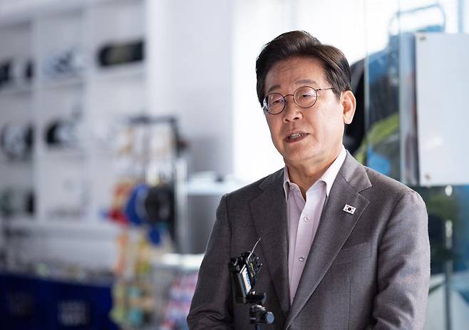 이재명 더불어민주당 대통령 후보가 28일 오후 서울 강남구의 한 스튜디오에서 열린 ‘1400만 개미와 한배 탔어요’ 유튜브 라이브를 마친 후 백브리핑을 하고 있다. 2025.5.28/뉴스1