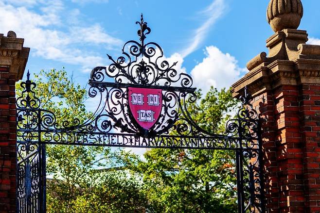 미국 하버드대 체육시설인 솔저스 필드 출입구. 위쪽으로 하버드대를 상징하는 문장과 글자 등이 새겨져 있다. 게티이미지뱅크 제공