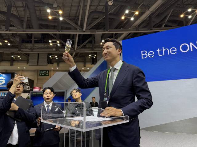 정기선 HD현대 수석부회장이 28일 부산 벡스코에서 열린 'MADEX 2025'에 참석해 HD현대중공업 부스에서 칵테일 리셉션 건배사를 외치고 있다. 임주희 기자