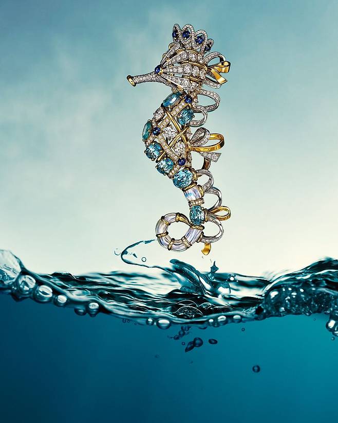 문스톤과 사파이어, 다이아몬드를 세팅한 해마 블루 지르콘 브로치.