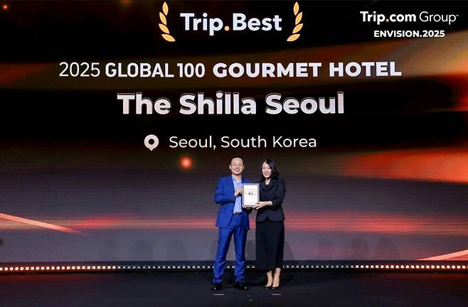 (사진 왼쪽부터) 트립닷컴 브루스 두(Bruce Du) 총괄 부서장, 서울신라호텔 황유나 인차지가 트립닷컴(Trip.com) 상해 본사에서 진행된 Trip.Best 시상식에서 기념 사진을 촬영하고 있다.