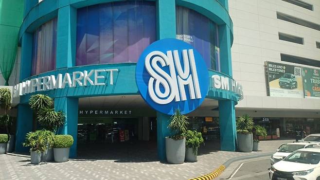 아시아 혀최대 쇼핑몰 중 하나로 SM그룹이 운영 중인 몰오브 아시아 입구.